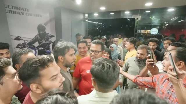 مداح ابرار حسن کے ساتھ تصویریں کھینچ رہے ہیں