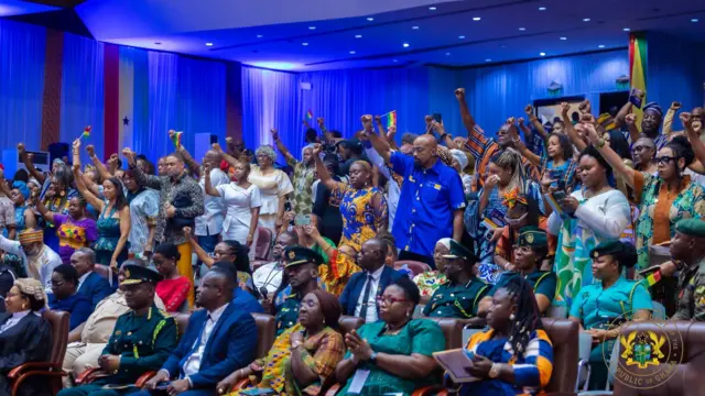 Di new Ghana citizens wey dem swear dia oath of allegiance, say dem dey committed to dia new status, wey dem see dis as "big homecoming to dia ancestral roots."