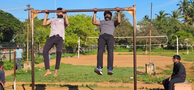 காணாமல் போகும் விளையாட்டு மைதானங்கள்