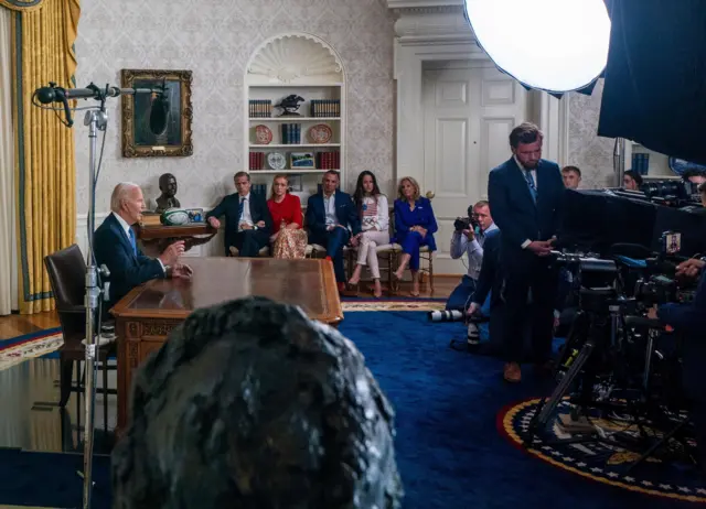 ओभल अफिसबाट सम्बोधन गर्दै जो बाइडन 