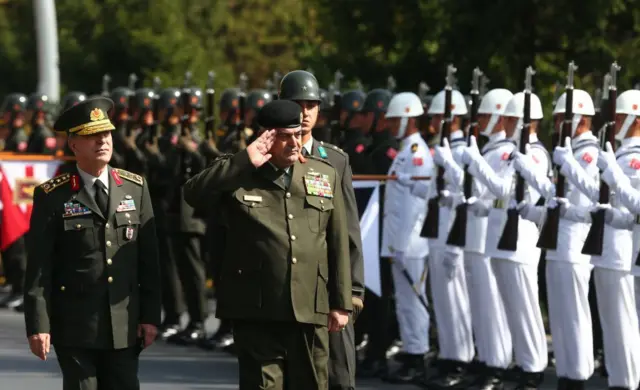 رئيس الأركان التركي (يسار) مستقبلا نظيره الأردني في أنقرة عام 2017