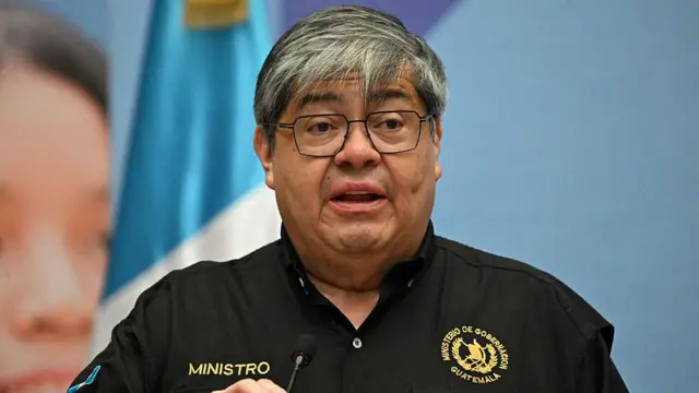 El Ministro de Gobernación de Guatemala, Francisco Jiménez, habla durante una conferencia de prensa para informar sobre las acciones que se tomarán para recapturar a 20 miembros de la pandilla Barrio 18 que se escaparon de la prisión Fraijanes II, en el Palacio de la Cultura de la Ciudad de Guatemala el 13 de octubre de 2025. Veinte miembros de la pandilla Barrio 18, designada como "organización terrorista extranjera" por Estados Unidos, se escaparon de la cárcel el 11 de octubre de 2025, informó un jefe de prisión la víspera. (Foto de JOHAN ORDONEZ / AFP) (Foto de JOHAN ORDONEZ/AFP vía Getty Images)