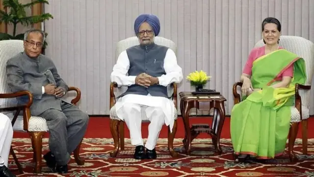 मनमोहन सिंह आणि प्रणब मुखर्जी यांच्यासह सोनिया गांधी वाजपेयींना भेटण्यास गेल्या
