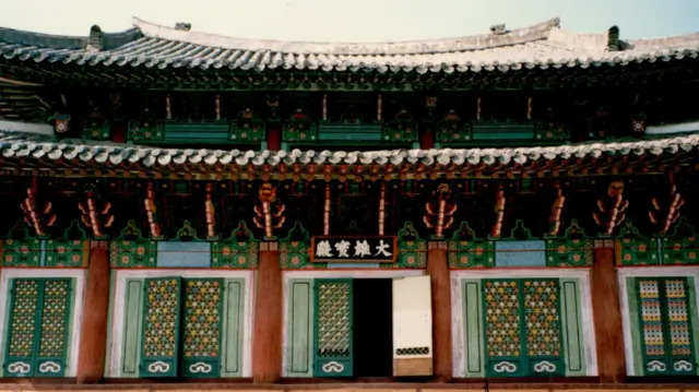 උතුරු කොරියාවේ පියොංසොංහි පිහිටා ඇති අංගුක්සා විහාරස්ථානය සංරක්ෂණය කර ඇති අයුරු. කොරියානු යුද්ධයේදී පවා මෙම විහාරස්ථානයට හානි සිදුවී නොමැති බව පැවසේ