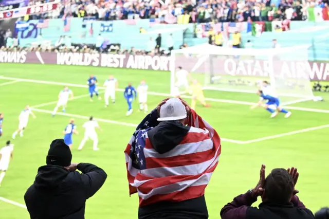 Америкалык күйөрмандар матчты Нью-Йорктун Таймс-Сквер аянтында көрүштү