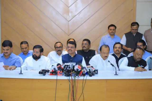 अतिवृष्टीबाधित शेतकऱ्यांसाठी पॅकेजची घोषणा करताना मुख्यमंत्री देवेंद्र फडणवीस, उपमुख्यमंत्री अजित पवार आणि एकनाथ शिंदे