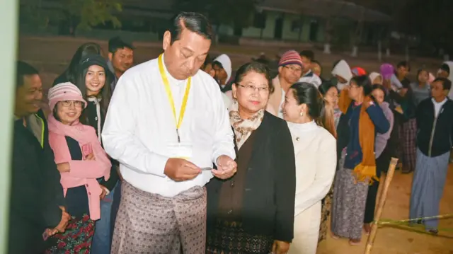 ကြံ့ခိုင်ရေးပါတီဥက္ကဋ္ဌ ဦးခင်ရီမဲလာပေး