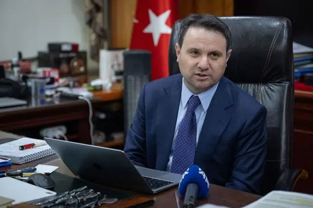 Akın Gürlek makamında otururken