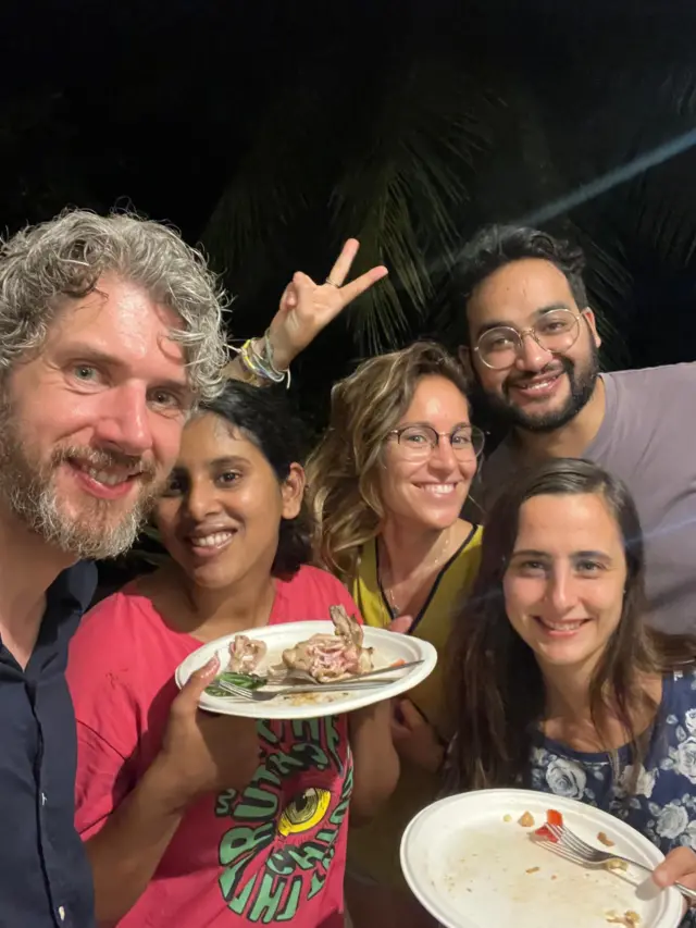 नोमेड गांव में एक साथ भोजन करते लोग.