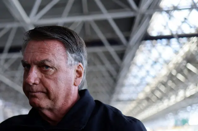 Bolsonaro com olhar sério em aeroporto