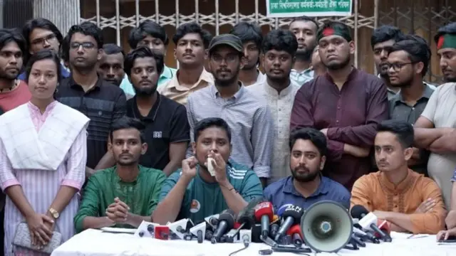 জুলাইয়ে ঢাকা বিশ্ববিদ্যালয়ে ব্রিফিং করছেন কোটা আন্দোলনের সমন্বয়করা