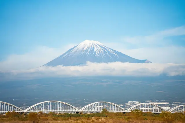 Linhadono betfairtrem com monte fuji ao fundo 