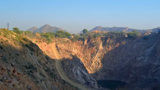 अरावली की पहाड़ियों में हो रहे खनन को लेकर बहस जारी है