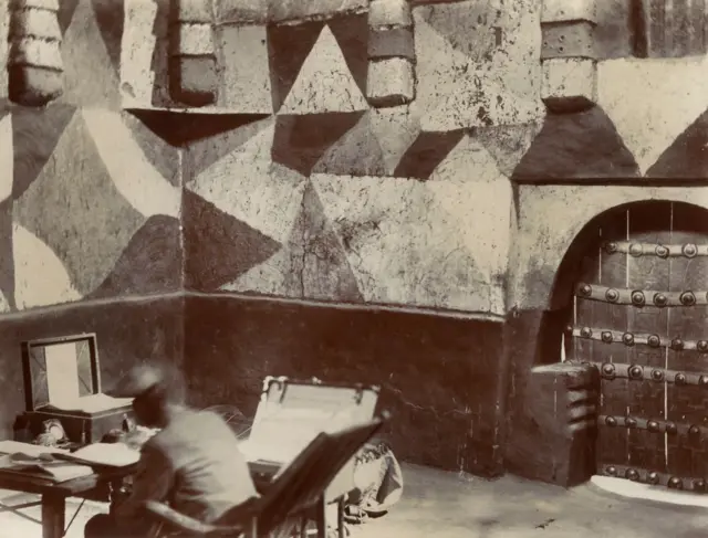 Lord Lugard a ofishinsa da ke fadar Sarkin Kano a 1903.