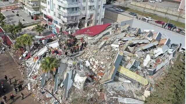 Ezgi Building após colapso