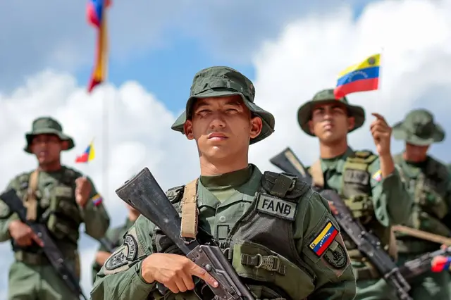Quatro militares venezuelanos, em um desfile em Caracas.