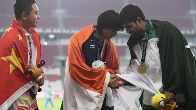 ২০১৮ জাকার্তা এশিয়াডের পোডিয়ামে নীরজ ও আর্শাদ।পাশে রূপোজয়ী চীনা অ্যাথলিট 