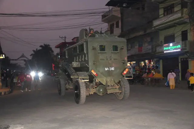 दाङको सदरमुकाम घोराही बजारमा प्रतिनिधि सभा निर्वाचनको सुरक्षार्थ खटिएका ज्वालादल गणका नेपाली सेनाकाे टाेली बख्तरबन्द गाडीमा गस्ती गर्दै