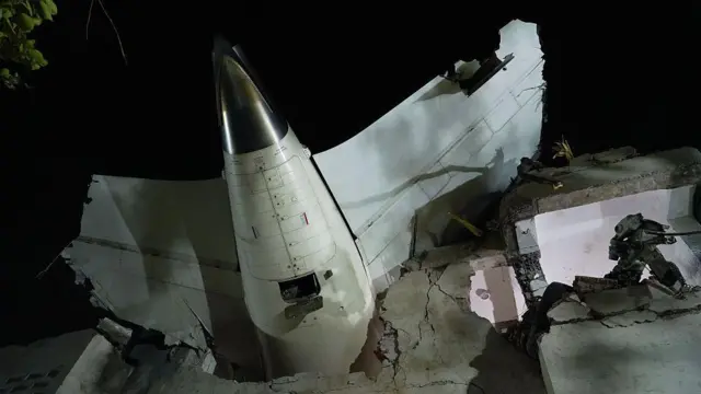 Самолет Air India после крушения - из здания торчит его хвост