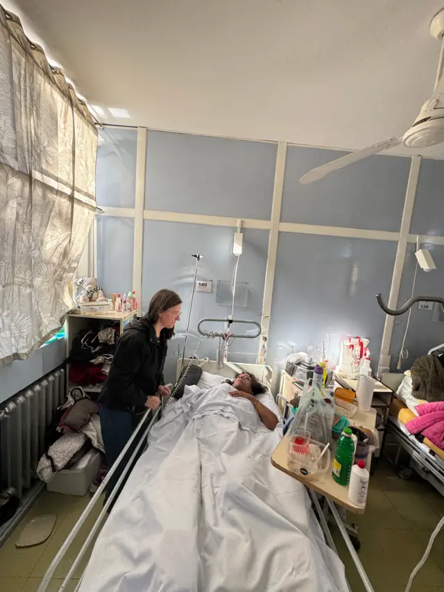 Astorga junto a la cama de una mujer trans que está hospitalizada.