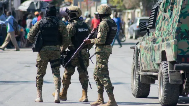 La policía patrulla una calle en Puerto Príncipe