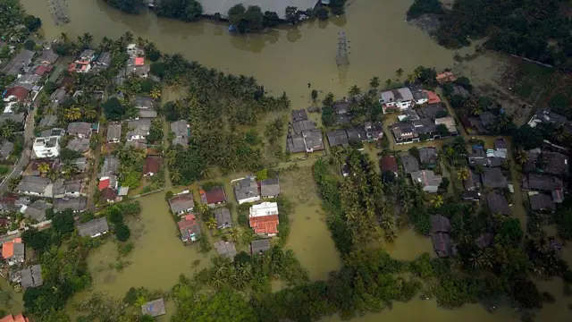 ගංවතුරින් යටවූ කොත්මලේ නියන්ගන්දොර ප්රදේශයේ ගුවනින් ලබා ගත ඡායාරූපයක්