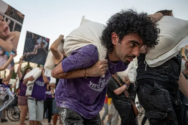 مشارك في مظاهرة إسرائيلية تتهم الحكومة الإسرائيلية بتجويع المدنيين في غزة