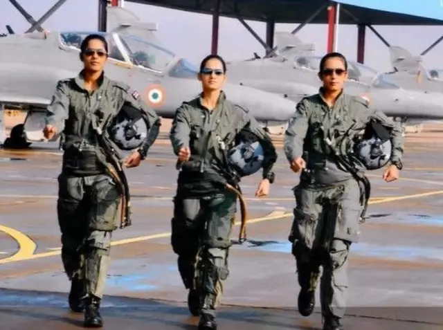 जानेवारी 2018 मध्ये अवनी चतुर्वेदी (मध्यभागी) भारतीय हवाई दलाच्या पहिल्या महिला फायटर पायलट बनल्या.