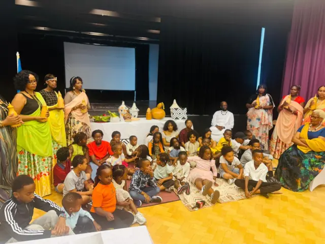 Abana bicaye barambije, abagore bahagaze bafise inkongoro bagira babahe amata, Brugges, Belgium ku wa 02 Mukakaro, 2025