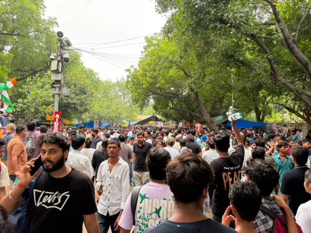 டெல்லியில் சிஜேபி கட்சியினர் மீது அதிரடிப் படை தடியடி, கைகலப்பு - என்ன நடக்கிறது?
