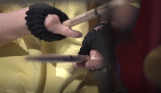 Н﻿ишана барабан таякчаларын өзүнө ыңгайлаштырып алган