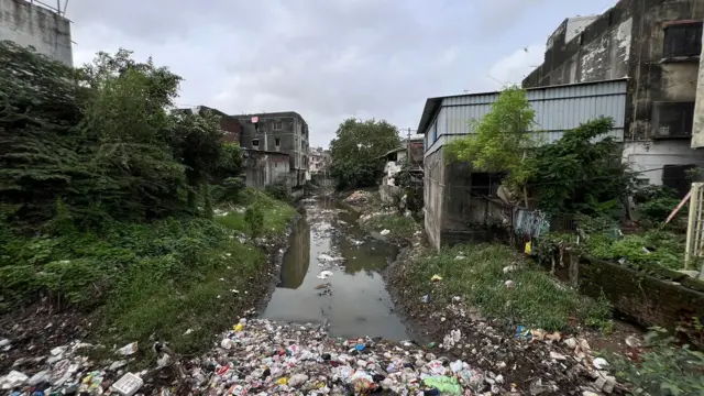 દબાણના કારણે ખાડીઓના પ્રાકૃતિક પાણી વહન કરવાની ક્ષમતાને ગંભીર અસર થઈ છે