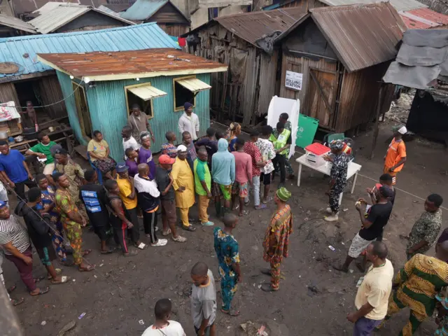 Ndị mmadụ pụtara n'oge tụọ vootu ha n'akụkụ dị iche iche