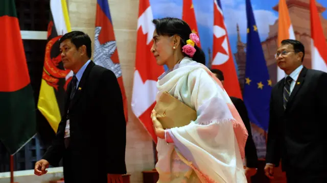 ၂၀၁၆ ခုနှစ်က လာအိုအာဆီယံအစည်းအဝေးတက်တဲ့ဒေါ်အောင်ဆန်းစုကြည်