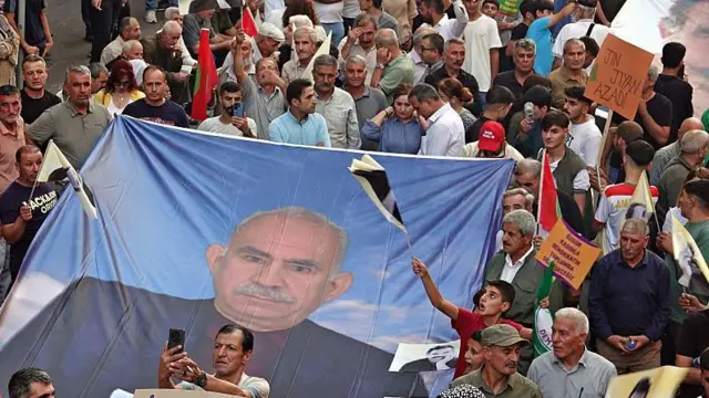 Dİyarbakır'da Öcalan posteri taşıyan göstericiler