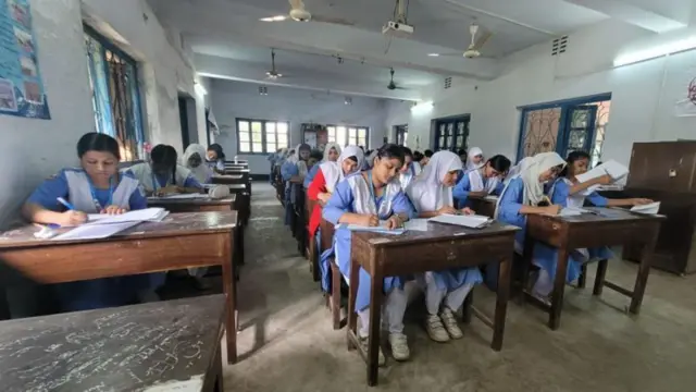 শিক্ষার্থীরা পরীক্ষা দিচ্ছে