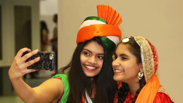 મોબાઇલ સાથે બે યુવતીઓની તસવીર