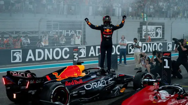 Max Verstappen des Pays-Bas et Oracle Red Bull Racing célèbrent pendant le Grand Prix de F1 d'Abu Dhabi au circuit de Yas Marina le 26 novembre 2023.