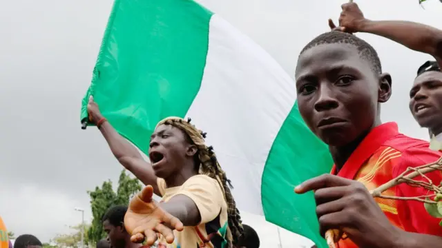 Manifestants avec un drapeau nigerian a Abuja, - le 02 Aout 2024