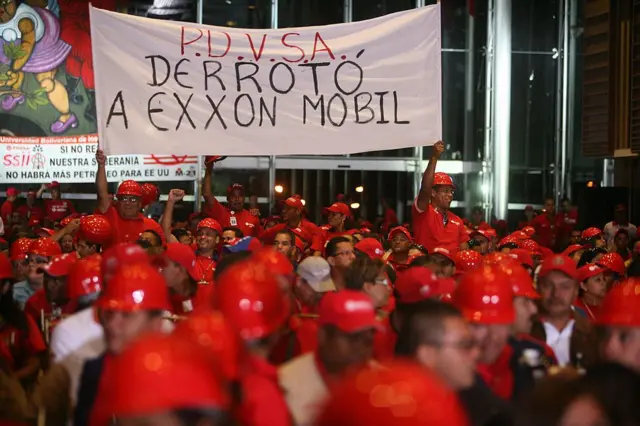 Trabajadores de Pdvsa celebran en 2008 una decisión de un tribunal en contra de Exxon Mobil.