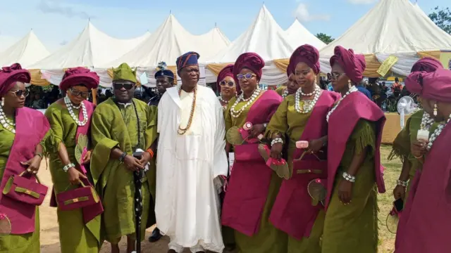 Awọn ero to pọ to wọ aṣọ iru kan naa