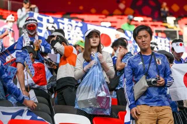 Ж﻿апондор ар матчтан кийин таштандыларды тазалап чыгат