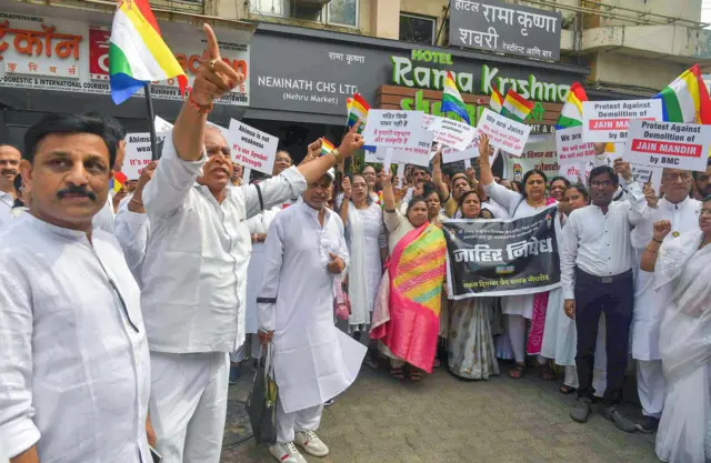 या कारवाईविरोधात जैन समाजाने रस्त्यावर उतरत मुंबई महापालिकेविरोधात निदर्शने केली.