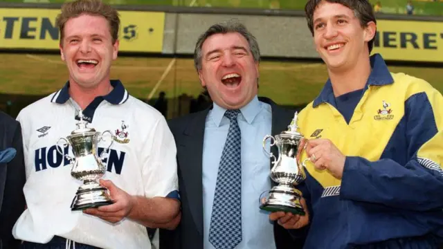 اهدای نمونهای مشابه جام حذفی به پل گاسکوئین و گری لینهکر، جامی که فصل قبل با تاتنهام کسب کرده بودند، پیش از انتقال آنها در سال ۱۹۹۲ به لاتزیو و ناگویا گرامپوس ایت