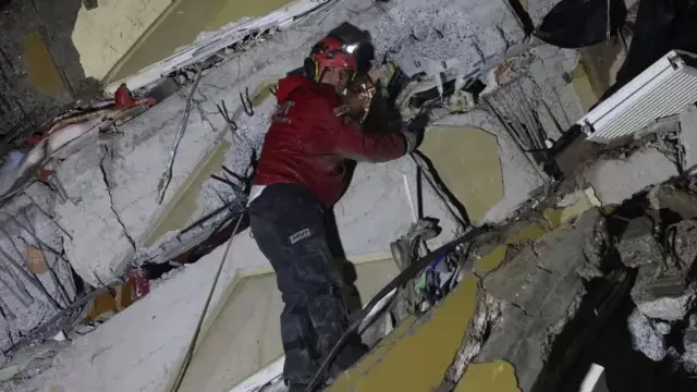 Des secouristes dans les décombres.