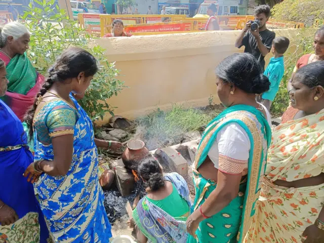 ஊர் அமைதி முக்கியம். எங்களுக்குள் பிரச்சனை இல்லை
