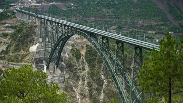 ரயில் மூலம் காஷ்மீரை இந்தியாவின் மற்ற பகுதிகளுடன் இணைக்கும் புதிய பாலம்