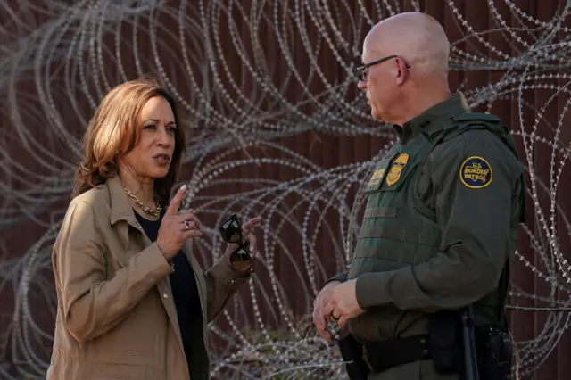 La candidate démocrate à la présidence et vice-présidente des États-Unis, Kamala Harris, visite le mur frontalier avec un agent de la patrouille frontalière, près de Tucson, à Douglas, en Arizona, aux États-Unis, le 27 septembre 2024.