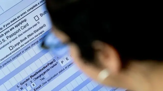 Suuraa dhiyeenyaa nama unka paaspoortii guutee kutaa tokko Saalaa X jedhee qabu ilaalaa jiru