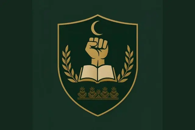 نشان «جبهه مبارزین مردمی» بر پس زمینه سبز پر رنگ. در وسط نشان یک مشت گره کرده بالای یک کتاب دیده می‌شد. در دو سمت کتاب دو شاخه زیتون دیده می شود و بالای مشت حلال ماه کشیده شده است. در زیر کتاب چند شاخه گل تصویر شده‌اند.